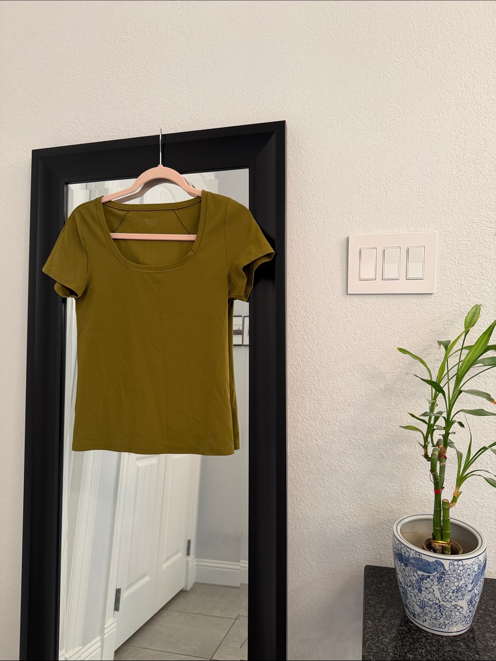 Athleta Olive Scoop Neck Women’s Tee